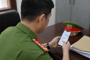Khởi tố nam cán bộ công an sau 14 lần nhắn tin cho cùng một người