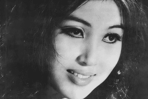 'Người đẹp Tây Đô' lừng danh của làng nghệ thuật Việt Nam: Sở hữu ca khúc 'hot' suốt nửa thế kỷ, 74 tuổi vẫn có người theo đuổi