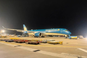 Giữa cao điểm du lịch hè, một máy bay Vietnam Airlines cất cánh từ sân bay Nội Bài không có một hành khách nào