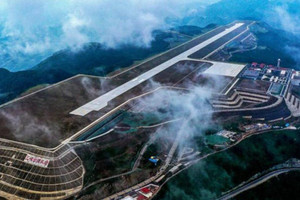 Huy động nhân công xây dựng sân bay trên đỉnh núi cao hơn 1.700m, vốn đầu tư 6.300 tỷ đồng
