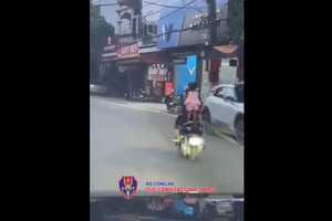 Người phụ nữ để cháu đứng trên yên xe máy chạy giữa quốc lộ bị xử phạt bao nhiêu?