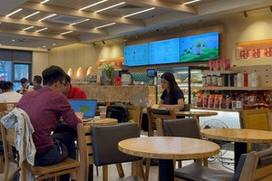 Nhiều quán cà phê bật truyện audio, phim hoạt hình... để né phí bản quyền, nhưng chạy trời không khỏi nắng