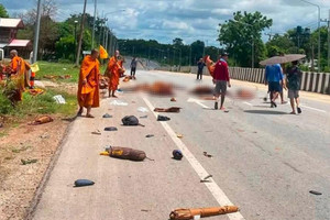 Bé trai 11 tuổi lái xe bán tải đâm vào đoàn hành hương, 8 nhà sư tử vong, nhiều người bị thương nặng