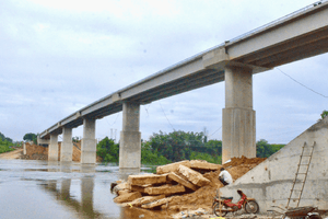 Lỡ hẹn thông xe cầu phục vụ thuỷ điện lớn nhất miền Nam, xoá bỏ bến phà đã hoạt động nhiều năm