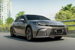 Cuộc chơi đổi chiều ở nhóm sedan cỡ D khi Toyota Camry hybrid nhận ưu đãi hàng trăm triệu, loại bỏ bản thuần xăng