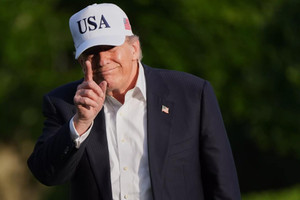 Ông Trump được tặng nhẫn kim cương to như mặt đồng hồ