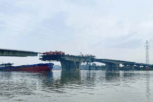 Cây cầu đầu tiên bắc qua sông Thái Bình nối Bắc Ninh - Hải Phòng sau gần 2 năm khởi công: Đã thành hình, gấp rút hoàn thiện sau ít tháng nữa