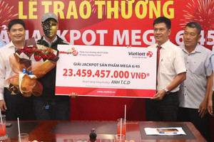 Đang uống cà phê, người đàn ông bất ngờ phát hiện trúng Jackpot hơn 23,4 tỷ đồng