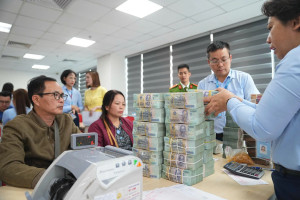 Tiền đền bù khi Nhà nước thu hồi đất có phải đóng thuế TNCN? Giá bồi thường được tính thế nào?
