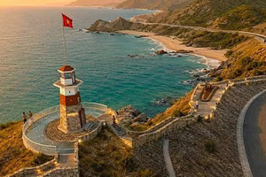 Tỉnh lớn thứ 2 Việt Nam sắp xây dựng cột cờ check-in tại thắng cảnh nổi tiếng bên bờ biển