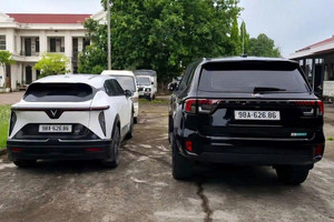 Vô tình chạm mặt 'xe song sinh' mang cùng biển số, chủ xe có động thái kết khiến tài xế xe điện phải trả giá đắt