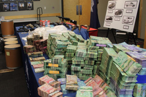 Tịch thu khẩn cấp 39 tỷ đồng tiền mặt, 5 ô tô, gần 7kg ma túy đá, 26kg cocaine, 250kg 'hóa chất cấm', 1 xe đầu kéo, bắt giữ 4 nghi phạm tại Canada
