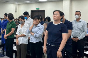 Nhóm cựu cán bộ Sở Y tế Hà Nội hầu tòa vì nhận hối lộ để cấp phép cho 686 phòng khám, tiệm thuốc