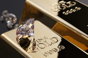 Vì sao kim cương hiếm hơn vàng nhưng lại khó bán lại, cắt lỗ tới 30%? Chuyên gia giải mã nghịch lý