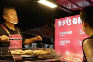 Đại gia vỡ nợ phải ra lề đường bán xúc xích, giờ kiếm 750 triệu mỗi ngày