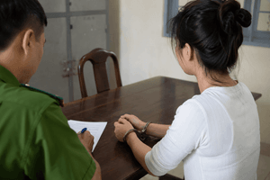 Truy tố 2 nữ nhân viên 'môi giới chứng khoán'