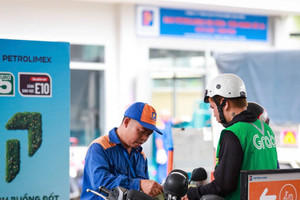 Giá xăng E10 giảm về sát 20.000 đồng/lít