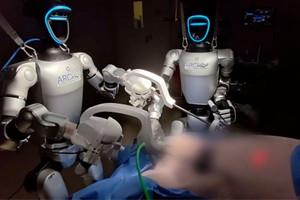 Lần đầu tiên trên thế giới: Robot hình người thực hiện thành công 2 ca phẫu thuật, bác sĩ có thể điều khiển từ xa