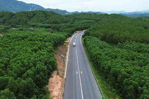 Thị sát dự án mở rộng cao tốc kết nối hai TP trực thuộc Trung ương, Bộ Xây dựng chốt thời hạn hoàn thành