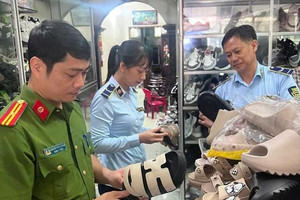 Kiểm tra một cửa hàng, tịch thu 9 đôi giày, dép mang nhãn hiệu nổi tiếng