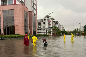 Hà Nội kiểm tra hệ thống chống ngập mới sau trận mưa gây ngập úng cục bộ