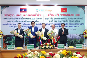 Bầu Đức tăng hiện diện tại Champasak (Lào): Tháng trước nhận 5.000ha đất trồng cà phê, tháng sau tài trợ đội bóng chuyên nghiệp trong 3 năm