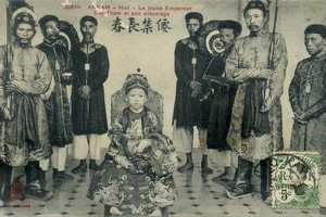 Vị vua nổi tiếng của sử Việt lên ngôi năm 7 tuổi, 16 tuổi bị lưu đày, qua đời do tai nạn máy bay, 42 năm sau mới được 'hồi hương'