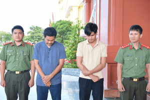 Kiểm tra 2 xe ô tô trên cao tốc, khởi tố tài xế Nguyễn Phúc Ân, SN 1993 cùng đồng phạm