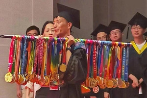 3 năm không về quê, chạy gần 8.000km, nam sinh gánh hơn 70 huy chương lên nhận bằng tốt nghiệp