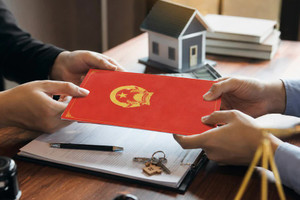 Năm 2026, sang tên sổ đỏ ai là người phải trả tiền? Đây là những khoản phí người mua và người bán cần biết
