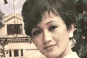 'Nữ hoàng ảnh lịch miền Bắc' là Thủ khoa đại học: Từng rời bỏ nghệ thuật làm nhân viên văn phòng, giữ chức Phó Giám đốc Nhà hát, học Thạc sĩ ở tuổi 50