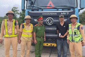 Dừng kiểm tra một phương tiện trên Quốc lộ, thu giữ 412 viên nén, bắt quả tang tài xế SN 1990