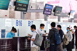 Từ nay, hành khách đi máy bay ở sân bay Nội Bài có thể tự làm điều này để qua cửa an ninh cực nhanh