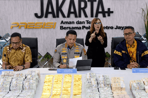Tịch thu 74kg vàng thỏi, hơn 500 tỷ đồng khi khám nhà Phó Viện trưởng Viện Kiểm sát Indonesia, hai nghi phạm bị cấm xuất cảnh