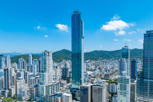 Huy động 7.600 tấn thép, 775 xe bồn đổ liên tục 5.400 m3 bê tông suốt 5 ngày để xây tòa nhà chọc trời cao bằng một nửa Landmark 81