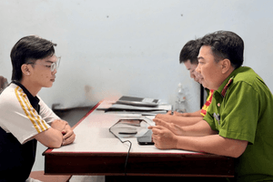 Tài khoản bất ngờ nhận được 4.500.000.000 đồng, anh Trương Đức Huy SN 2006 vội trình báo công an phường xác minh