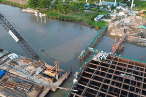 Huy động 650 tấn thép, thực hiện mẻ đổ bê tông liên tục hơn 5.674m3 tại độ sâu 8m dưới lòng sông, Việt Nam hoàn thành hạng mục xây dựng lớn nhất cả nước