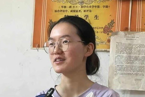 Nữ sinh nghèo đứng đầu cả nước trong kỳ thi đại học, được 2 trường top đầu Trung Quốc 'giành giật'