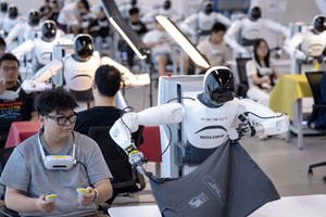 Trung Quốc mở 'mặt trận' AI mới: Đưa hàng nghìn robot hình người vào nhà máy, kho vận để chạy đua với Mỹ