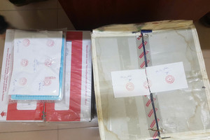 Khởi tố, bắt giam chủ tiệm photocopy Lê Văn Chiến, khám xét khẩn cấp nơi ở và cửa hàng thu giữ hơn 1.000 tài liệu, 4 bộ CPU máy tính, 2 máy in màu