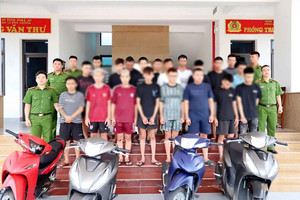 Công an bắt giữ 9 đối tượng nghi vấn, tịch thu 400g ma tuý dạng ‘cỏ t obaco’ cùng nhiều tang vật