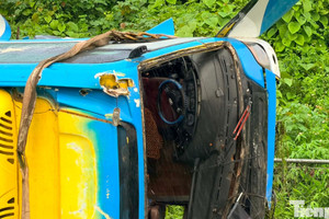 Hiện trường vụ xe khách lao khỏi cao tốc khiến 4 người tử vong, nhiều người bị thương
