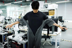 Lần đầu tiên trên thế giới: Robot có thể tự mặc quần áo cho con người chỉ trong 10 giây, kể cả khi đang di chuyển