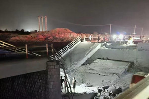 Mỹ không kích 5 cây cầu ở Iran