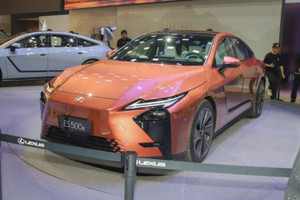 Cuộc đua sedan hạng sang cỡ trung: Lexus ES 2026 chốt cọc từ 2,36 tỷ, quyết đấu BMW 5 Series