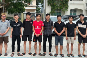 Đột kích quán cà phê, tịch thu 40 điện thoại di động, bắt 8 thanh niên từ 21 đến 30 tuổi
