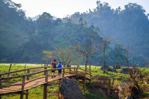 Cách Hà Nội 200km, có một ngôi làng 'nguyên thủy' ẩn mình giữa vùng cao Tây Bắc, sở hữu hồ nước được ví như 'Tràng An thu nhỏ'
