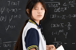 Thí sinh trường nghề có điểm Toán cao bất thường, thầy giáo bị 'khui' hành vi và huỷ toàn bộ bài thi, hiện học trường gì?