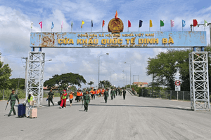 Tiếp nhận 19 ‘Việt kiều’ về nước