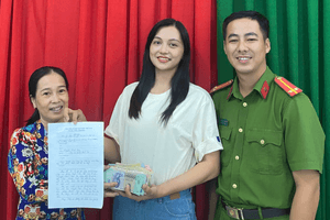 Phát hiện nhiều cọc tiền 500.000 đồng cùng giấy tờ trên đường, nữ giáo viên SN 1994 vội trình báo công an xác minh
